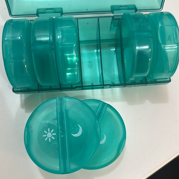 Pill organizer has 7 cute containers for each day of the week - Picture 3 of 5